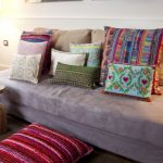 Sofa tanpa armrests dengan bantal hiasan