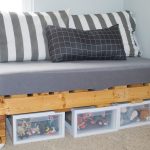 Sofa dari palet untuk tapak semaian dengan ruang simpanan