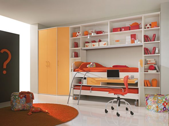 עיצוב חדר ילדים קטן עם מובנה ריהוט שנאי