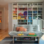 Ruang tamu dengan rak buku untuk rumah persendirian