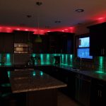 Penggunaan lampu warna yang berbeza di bahagian dalam dapur