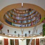Boekenplank in het plafond in de vorm van een patrijspoort