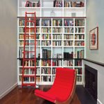 Sala di lettura con una sedia comoda
