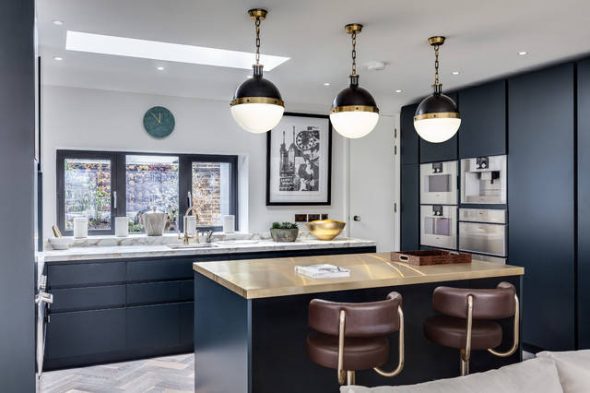 Gyönyörű modern konyha sötét színekben