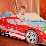 מיטה אדומה בצורת מכונית ספורט