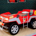Röd bakgrundsbelyst jeep för pojkes sovrum