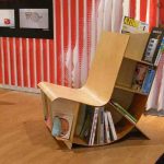 Läste stol med bokhyllor