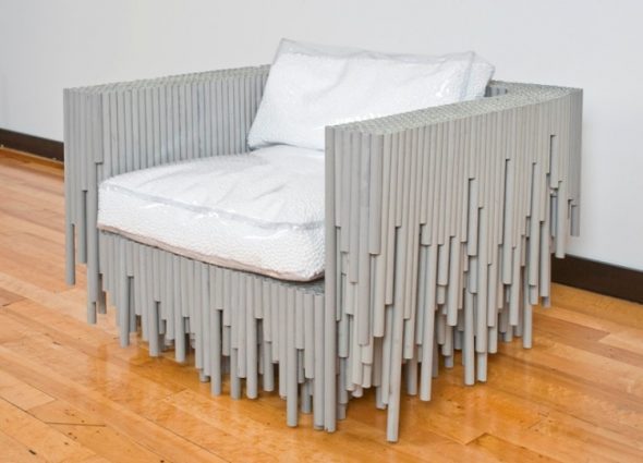 en stol tillverkad av ovanliga material
