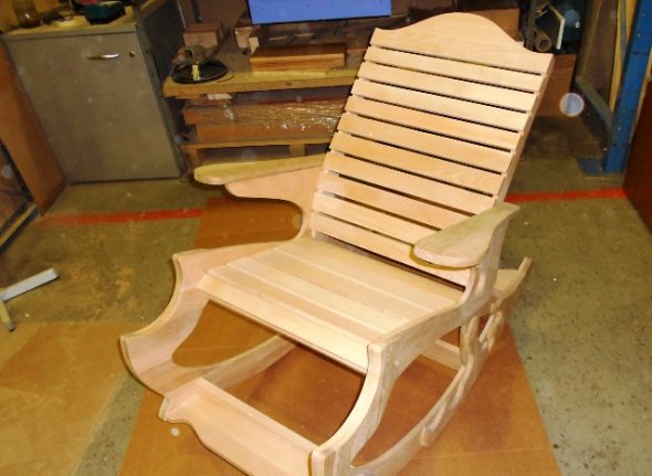 כיסא נדנדה מעץ אשור מוצק