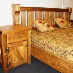 Katil dan rias diperbuat daripada kayu dengan tangan mereka sendiri