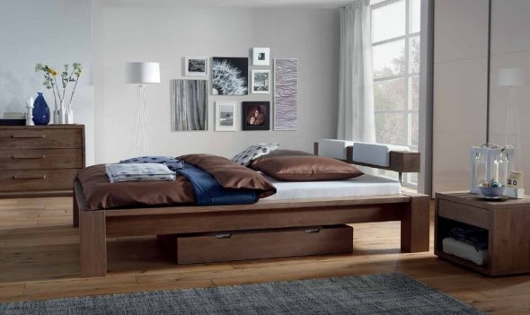 Ek säng i modern stil