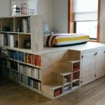 Letto-podio con libreria incorporata all'interno