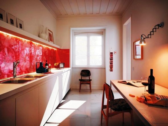Keuken met een rode keukenschort