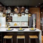 Loft-stijl keuken met ongewone lampen