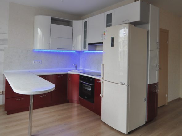 Dapur ditetapkan dengan pencahayaan LED