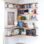 Una piccola biblioteca domestica nell'angolo della stanza