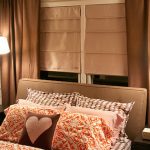 Percintaan bilik tidur kecil dengan katil berhampiran tingkap