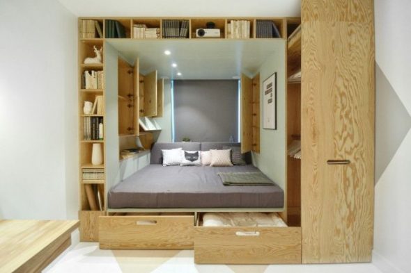 Möbeltransformator av plywood för ett litet sovrum