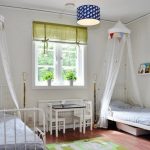 מיטות מתכת לילדים עם חופה מגובה אל החלון