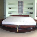 Ongebruikelijke slaapkamer met een rond bed met inserts voor zitplaatsen