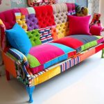 Ovanlig färgstark soffa från tygets rester