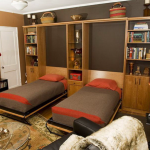 Katil-katil tunggal yang dibina di dalam almari di ruang tamu