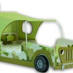 Apri jeep verde come letto per il tuo bambino