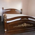 Uitstekend natuurlijk houten bed met decoratie