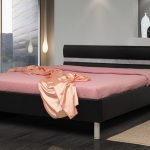 Perzikkleurige tinten voor een bed met een zachte rug