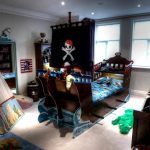 Pirate-lastentarha, jossa on nukkumis-, leikki- ja työalueita