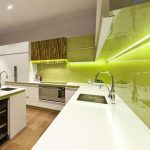 Zelené osvětlení v kuchyni