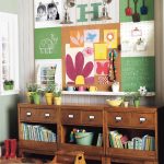 Police pro knihy a hračky v dětském pokoji