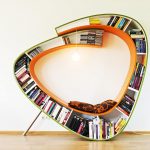 De plank voor boeken met een ongewone vorm