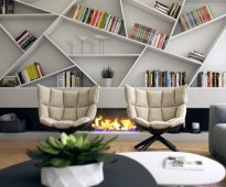 Ovanliga hyllor för dekoration och böcker ovanför eldstaden