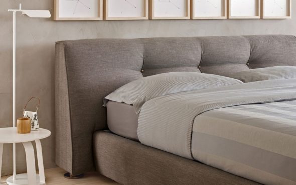 Semplicità e morbidezza nel design della camera da letto