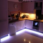 Zona di lavoro della cucina con illuminazione inferiore