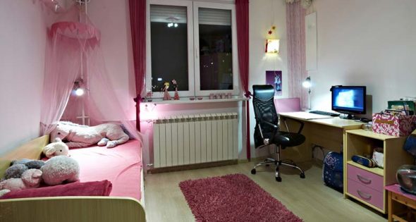 Rózsaszín baldachinos ágy