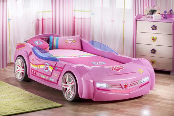 Vaaleanpunainen auton sänky tytölle