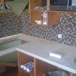 montáž kuchyně z nábytkových panelů