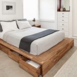Scandinavische slaapkamer met houten bed-podium