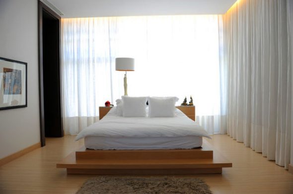 Camera da letto moderna con grande finestra