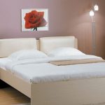 Camera da letto in colori pastello con un letto insolito