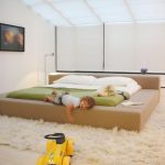 Skandinaviskt stil sovrum med catwalk säng