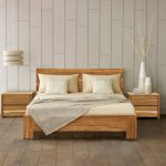Bilik tidur gaya-loteng dengan perabot kayu