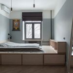 Minimalism sovrum med en säng på podiet