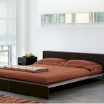 Rustige en comfortabele slaapkamer met een bed-podium