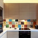 Dapur yang bergaya dengan jubin mosaik dan permukaan kerja yang diterangi