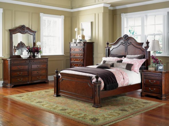 חדר שינה מסוגנן בסגנון קלאסי עם מיטת עץ ליד החלון