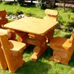 שולחן וכיסאות עץ לבית כפרי