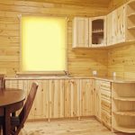 Cucina in legno leggera e accogliente